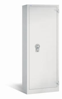 Ein geschlossener Dokumentenschrank in lichtgrau mit sichtbarem Doppelbart-Sicherheitsschloss. Der Tresor steht vor einem weißen Hintergrund.