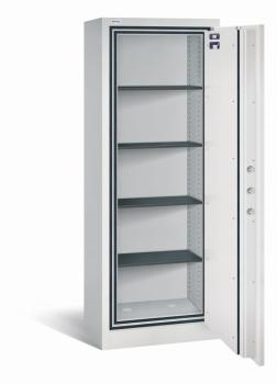 Geöffneter lichtgrauer Dokumentenschrank mit vier Fachböden und leerem Innenraum. Auf der Türinnenseite befinden sich Zertifikate, zudem ist eine sichtbare Türverriegelung vorhanden. Der Tresor steht vor einem weißen Hintergrund.