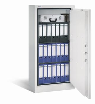 Lichtgrauer Dokumentenschrank mit sichtbarer Türverriegelung. Innenraum mit drei Fachböden, blauen und schwarzen Aktenordnern sowie einem Aktenkoffer. Weißer Hintergrund.
