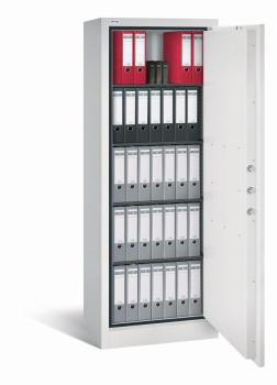 Lichtgrauer Aktenlagerschrank mit sichtbarer Türverriegelung. Innenraum mit vier Fachböden, drei Reihen grauen, eine Reihe rote und eine Reihe schwarze Aktenordner. Weißer Hintergrund.