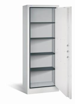 Geöffneter lichtgrauer Aktenlagerschrank mit vier Fachböden und leerem Innenraum. Es ist eine sichtbare Türverriegelung vorhanden. Der Tresor steht vor einem weißen Hintergrund.
