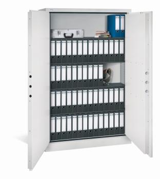 Lichtgrauer Aktenlagerschrank mit sichtbarer Türverriegelung. Innenraum mit vier Fachböden, vier Reihen schwarze und ein paar blaue Aktenordner, sowie ein Aktenkoffer und ein paar Bücher. Das Produkt steht vor einem weißen Hintergrund.