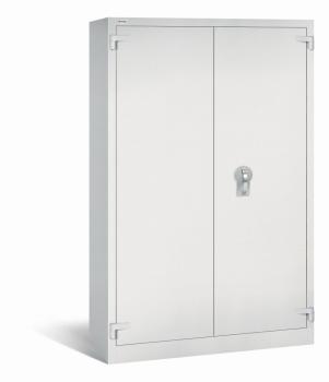 Ein geschlossener Aktenlagerschrank in lichtgrau mit sichtbarem Doppelbart-Sicherheitsschloss. Der Tresor steht vor einem weißen Hintergrund.