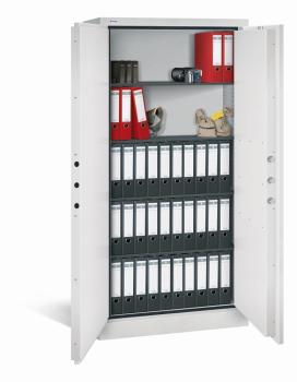 Lichtgrauer Aktenlagerschrank mit sichtbarer Türverriegelung. Innenraum mit vier Fachböden, drei Reihen schwarze und ein paar rote Aktenordner, sowie Geldbeutel. Das Produkt steht vor einem weißen Hintergrund.