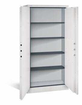Geöffneter lichtgrauer Aktenlagerschrank mit vier Fachböden und leerem Innenraum. Es ist eine sichtbare Türverriegelung vorhanden. Der Tresor steht vor einem weißen Hintergrund.