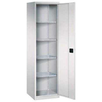 Lichtgrauer Flügeltürenschrank mit geöffneter Tür und einem Zylinderschloss. Der Schrank hat 4 höhenverstellbare Fachböden. Am Boden des Schrankes befindet sich ein Stahlsockel. Der Schrank steht vor einem weißen Hintergrund.