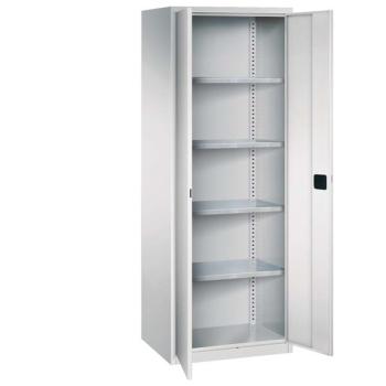 Lichtgrauer Flügeltürenschrank mit zwei geöffneten Türen und einem Zylinderschloss. Der Schrank hat 4 höhenverstellbare Fachböden. Am Boden des Schrankes befindet sich ein Stahlsockel. Der Schrank steht vor einem weißen Hintergrund.