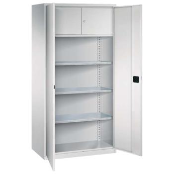 Lichtgrauer Flügeltürenschrank mit zwei geöffneten Türen und einem Zylinderschloss. Der Schrank hat 3 höhenverstellbare Fachböden und 1 Schließfach. Am Boden des Schrankes befindet sich ein Stahlsockel. Der Schrank steht vor einem weißen Hintergrund.