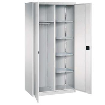 Lichtgrauer Flügeltürenschrank mit zwei geöffneten Türen und einem Zylinderschloss. Im Inneren besitzt der Schrank links eine Garderobeneinrichtung mit Kleiderstange, rechts 4 höhenverstellbare Fachböden. Der Schrank steht vor einem weißen Hintergrund.