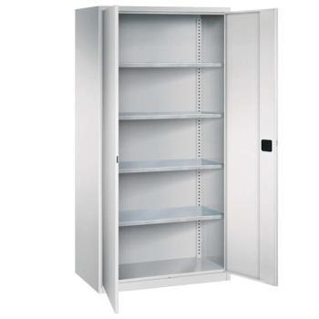 Lichtgrauer Flügeltürenschrank mit zwei geöffneten Türen und einem Zylinderschloss. Der Schrank hat 4 höhenverstellbare Fachböden.  Am Boden des Schrankes befindet sich ein Stahlsockel. Der Schrank steht vor einem weißen Hintergrund.