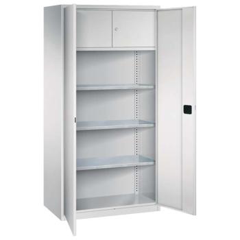Lichtgrauer Flügeltürenschrank mit zwei geöffneten Türen und einem Zylinderschloss. Der Schrank hat 3 höhenverstellbare Fachböden und 1 Schließfach.  Am Boden des Schrankes befindet sich ein Stahlsockel. Der Schrank steht vor einem weißen Hintergrund.