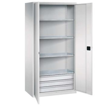 Lichtgrauer Flügeltürenschrank mit zwei geöffneten Türen und einem Zylinderschloss. Der Schrank hat 3 höhenverstellbare Fachböden und 3 Schubladen. Am Boden des Schrankes befindet sich ein Stahlsockel. Der Schrank steht vor einem weißen Hintergrund.