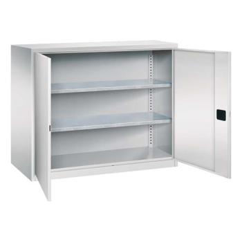 Lichtgrauer Flügeltürenschrank mit zwei geöffneten Türen und einem Zylinderschloss. Der Schrank hat 2 höhenverstellbare Fachböden. Am Boden des Schrankes befindet sich ein Stahlsockel. Der Schrank steht vor einem weißen Hintergrund.