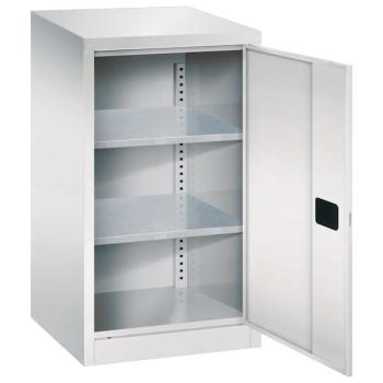 Lichtgrauer Beistellschrank mit geöffneter Tür und Zylinderschloss. Im Inneren besitzt der Schrank insgesamt 2 höhenverstellbare Fachböden. Am Boden des Schrankes befindet sich ein Stahlblechsockel. Der Schrank steht vor einem weißen Hintergrund.