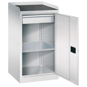 Lichtgrauer Beistellschrank mit geöffneter Tür und Zylinderschloss vor einem weißen Hintergrund. Im unteren Bereich 2 höhenverstellbare Fachböden, eine Schublade und ein Stahlblechsockel. Im oberen Bereich ist ein Rillengummi mit Abrollrand.