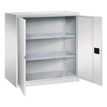 Lichtgrauer Flügeltürenschrank mit zwei geöffneten Türen und einem Zylinderschloss. Der Schrank hat 2 höhenverstellbare Fachböden. Am Boden des Schrankes befindet sich ein Stahlsockel. Der Schrank steht vor einem weißen Hintergrund.