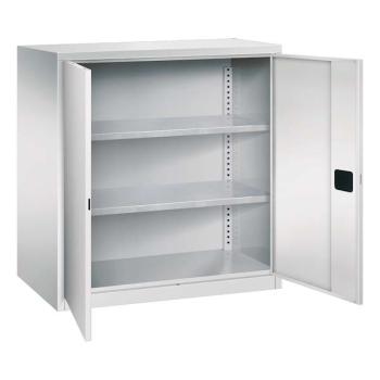 Lichtgrauer Flügeltürenschrank mit zwei geöffneten Türen und einem Zylinderschloss. Der Schrank hat 2 höhenverstellbare Fachböden. Am Boden des Schrankes befindet sich ein Stahlsockel. Der Schrank steht vor einem weißen Hintergrund.