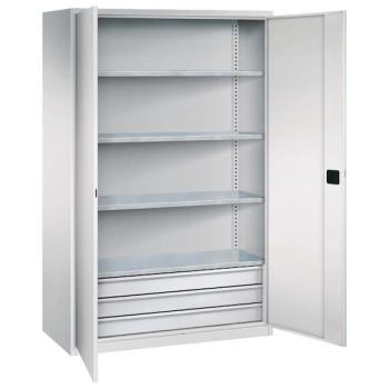 Lichtgrauer Flügeltürenschrank mit zwei geöffneten Türen und einem Zylinderschloss. Der Schrank hat 3 höhenverstellbare Fachböden und 3 Schubladen. Am Boden des Schrankes befindet sich ein Stahlsockel. Der Schrank steht vor einem weißen Hintergrund