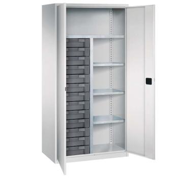 Lichtgrauer Flügeltürenschrank mit geöffneten Türen und einem Zylinderschloss. Der Schrank hat rechts 3 höhenverstellbare Fachböden, links 13 Schubladen. Oberhalb 1 Großes Fach und unten ein Stahlblechsockel. Er steht vor einem weißen Hintergrund.