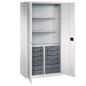 Lichtgrauer Flügeltürenschrank mit zwei geöffneten Türen und einem Zylinderschloss. Der Schrank hat 2 höhenverstellbare Fachböden unten eine Mitteltrennwand mit 12 Schubladen und ein Stahlsockel. Der Schrank steht vor einem weißen Hintergrund.