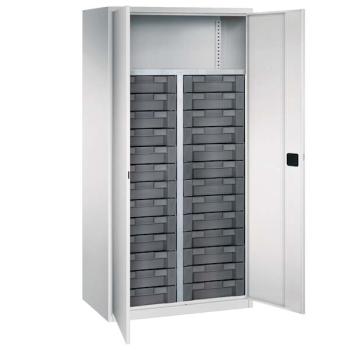 Lichtgrauer Flügeltürenschrank mit zwei geöffneten Türen und einem Zylinderschloss. Der Schrank hat unterhalb 26 Schubladen. Oberhalb 1 Großes Fach und am Boden ein Stahlblechsockel. Der Schrank steht vor einem weißen Hintergrund.