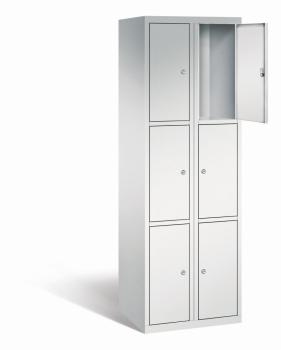 Ein lichtgrauer Fächerschrank mit zwei Abteilen, sechs Türen und sechs Fächern, ideal zur Aufbewahrung von Gegenständen. Die obere rechte Tür ist geöffnet, während der Schrank vor einem weißen Hintergrund steht.