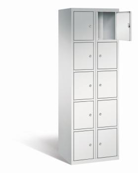 Ein lichtgrauer Fächerschrank mit zwei Abteilen, zehn Türen und zehn Fächern, ideal zur Aufbewahrung von Gegenständen. Die obere rechte Tür ist geöffnet, während der Schrank vor einem weißen Hintergrund steht.