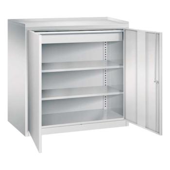 Lichtgrauer Werkstattschrank mit geöffneten Türen und Zylinderschloss. Der Schrank hat 2 höhenverstellbare Fachböden und eine Schublade. Am Boden befindet sich ein Stahlblechsockel. Der Schrank steht vor einem weißen Hintergrund.