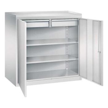 Lichtgrauer Werkstattschrank mit geöffneten Türen und Zylinderschloss. Der Schrank hat 2 höhenverstellbare Fachböden und zwei Schublade. Am Boden befindet sich ein Stahlblechsockel. Der Schrank steht vor einem weißen Hintergrund.