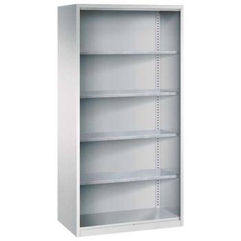 Lichtgrauer Regallageschrank ohne Türen. Der Schrank hat 4 höhenverstellbare Fachböden. Am Boden befindet sich ein Stahlblechsockel. Der Schrank steht vor einem weißen Hintergrund.