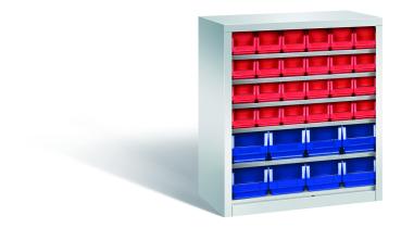 Lichtgrauer Regallagerschrank mit 5 Fachböden und 32 Sichtlagerkästen (24 rot, 8 blau). Geeignet zur Aufbewahrung in Lagern oder Werkstätten. Das Produkt steht vor einem weißen Hintergrund.