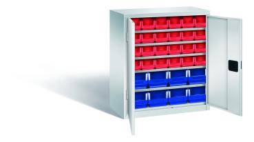 Lichtgrauer Regallagerschrank mit 2 Türen, 5 Fachböden und 32 Sichtlagerkästen (24 rot, 8 blau). Ideal zur Aufbewahrung in Lagern oder Werkstätten. Steht vor weißem Hintergrund.