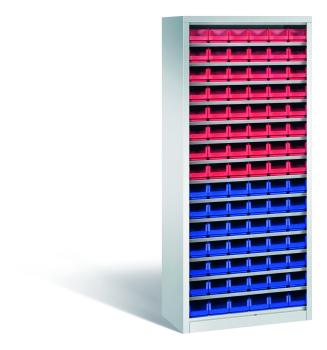 Lichtgrauer Regallagerschrank mit 14 Fachböden und 90 Sichtlagerkästen (45 blau, 45 rot). Geeignet zur Aufbewahrung in Lagern oder Werkstätten. Das Produkt steht vor einem weißen Hintergrund.