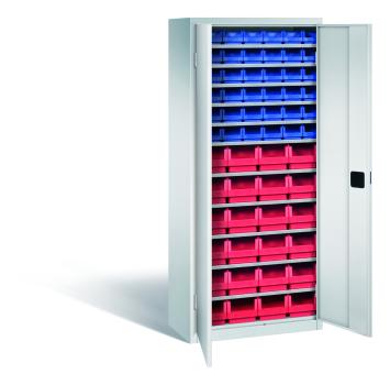 Lichtgrauer Regallagerschrank mit 2 Türen, 11 Fachböden und 60 Sichtlagerkästen (36 blau, 24 rot). Geeignet zur Aufbewahrung in Lagern oder Werkstätten. Das Produkt steht vor einem weißen Hintergrund.