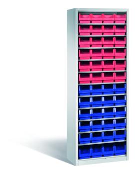 Lichtgrauer Regallagerschrank mit 11 Fachböden und 48 Sichtlagerkästen (24 blau, 24 rot). Geeignet zur Aufbewahrung in Lagern oder Werkstätten. Das Produkt steht vor einem weißen Hintergrund.