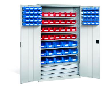 Großraumschrank mit 83 Sichtlagerkästen. Türen mit je 20 blauen Kästen. Innen 43 Kästen (28 rot, 15 blau) + 3 Schubladen. Praktische Lagerlösung für Kleinteile. Steht vor weißem Hintergrund.