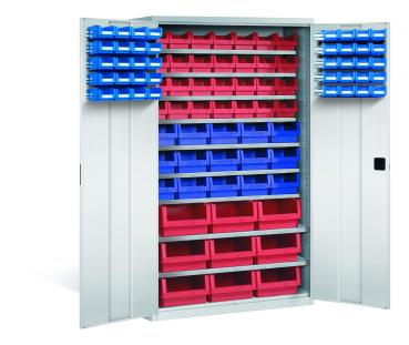 Lichtgrauer Großraumschrank mit 92 Sichtlagerkästen. Türen mit je 20 blauen Kästen. Innen 52 Kästen (37 rot, 15 blau) + 9 Fachböden. Praktische Lagerlösung für Kleinteile. Steht vor weißem Hintergrund.