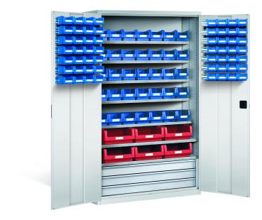 Lichtgrauer Großraumschrank mit 97 Sichtlagerkästen. Türen mit je 28 blauen Kästen. Innen 41 Kästen (6 rot, 35 blau) + 3 Schubladen. Praktische Lagerlösung für Kleinteile. Steht vor weißem Hintergrund.