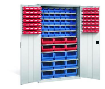 Lichtgrauer Großraumschrank mit 106 Sichtlagerkästen. Türen mit je 28 roten Kästen. Innen 50 Kästen (6 rot, 44 blau) + 9 Fachböden. Praktische Lagerlösung für Kleinteile. Steht vor weißem Hintergrund.
