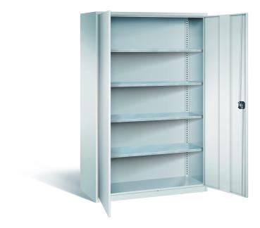 Lichtgrauer Lagerschrank mit geöffneten Türen und einem Zylinderschloss vor einem weißen Hintergrund. Im Inneren besitzt der Schrank 4 höhenverstellbare Fachböden.Am Boden befindet sich ein Stahlblechsockel