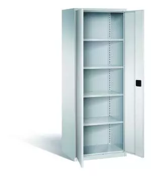 Lichtgrauer Büroschrank mit zwei geöffneten Türen und einem Zylinderschloss. Im Inneren besitzt der Schrank 4 höhenverstellbare Fachböden. Der Schrank steht vor einem weißen Hintergrund.