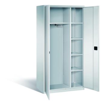 Lichtgrauer Büroschrank mit zwei geöffneten Türen und einem Zylinderschloss. Im Inneren besitzt der Schrank links eine Garderobeneinrichtung mit Kleiderstange, rechts 4 höhenverstellbare Fachböden. Der Schrank steht vor einem weißen Hintergrund.