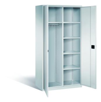 Lichtgrauer Büroschrank mit zwei geöffneten Türen und einem Zylinderschloss. Im Inneren besitzt der Schrank links eine Garderobeneinrichtung mit Kleiderstange, rechts 4 höhenverstellbare Fachböden. Der Schrank steht vor einem weißen Hintergrund.