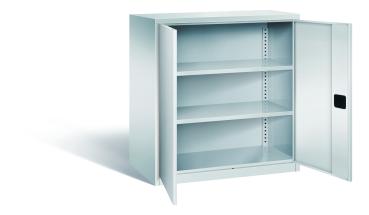 Lichtgrauer Büroschrank mit zwei geöffneten Türen und einem Zylinderschloss. Im Inneren besitzt der Schrank 2 höhenverstellbare Fachböden. Der Schrank steht vor einem weißen Hintergrund.
