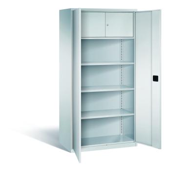 Lichtgrauer Büroschrank mit zwei geöffneten Türen und einem Zylinderschloss. Im Inneren besitzt der Schrank 3 höhenverstellbare Fachböden und ein Schließfach. Der Schrank steht vor einem weißen Hintergrund.