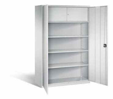 Lichtgrauer Büroschrank mit geöffneten Türen und einem Zylinderschloss. Im Inneren besitzt der Schrank 3 höhenverstellbare Fachböden, oberhalb ein Schließfach. Der Schrank steht vor einem weißen Hintergrund.