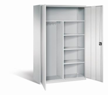 Lichtgrauer Büroschrank mit geöffneten Türen und einem Zylinderschloss vor einem weißen Hintergrund. Im Inneren besitzt der Schrank rechts 4 höhenverstellbare Fachböden, links ist eine Garderobeneinrichtung. Oberhalb ist ein großes Fach.