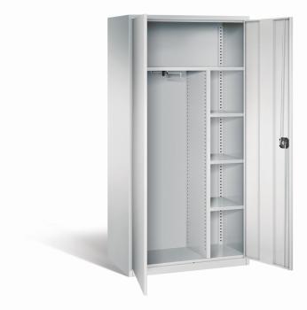 Lichtgrauer Büroschrank mit geöffneten Türen und einem Zylinderschloss vor einem weißen Hintergrund. Im Inneren besitzt der Schrank rechts 4 höhenverstellbare Fachböden, links ist eine Garderobeneinrichtung. Oberhalb ist ein großes Fach.