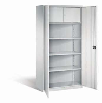 Lichtgrauer Büroschrank mit geöffneten Türen und einem Zylinderschloss vor einem weißen Hintergrund. Im Inneren besitzt der Schrank 3 höhenverstellbare Fachböden und 1 Schließfach.