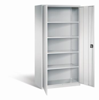 Lichtgrauer Büroschrank mit geöffneten Türen und einem Zylinderschloss vor einem weißen Hintergrund. Im Inneren besitzt der Schrank 4 höhenverstellbare Fachböden.